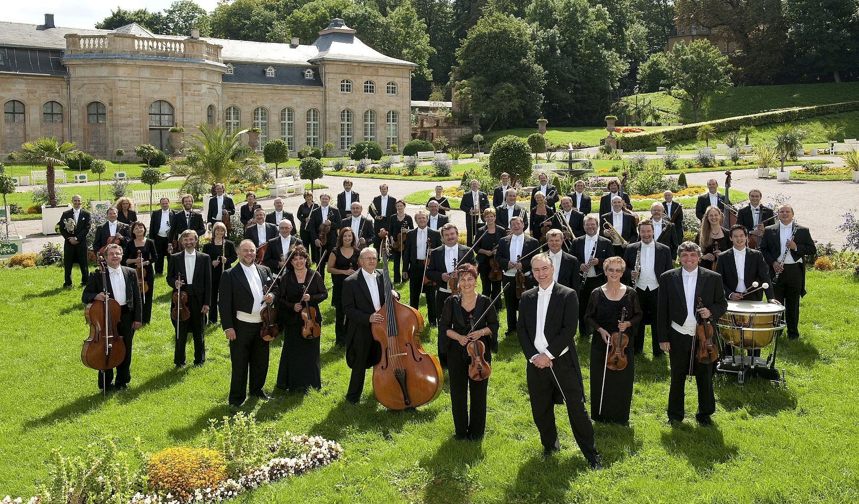 Ein Zeichen sowohl für das hohe Ansehen der Gartenanlage als auch den Stolz der Goth'schen auf „ihre“ Orangerie ist das PR-Foto, mit dem die Thüringen Philharmonie seit August 2010 für sich wirbt. Bei bestem Wetter posierte das komplette Ensemble, das jährlich auch ein Sommerkonzert zugunsten der Orangerie gibt, vor dem Hintergrund des „Lorbeerhauses“. (Foto: foto-ed, Meiningen)