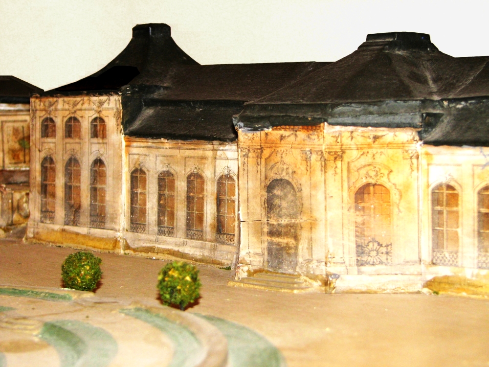 Im Bestand des Museums für Regionalgeschichte und Volkskunde Gotha befindet sich das 1748 von Gottfried Heinrich Krohne geschaffene hölzerne und bemalte Modell der Orangerie. Am „Lorbeer-„ und „Orangenhaus“ (im Bild) sind noch die ursprünglich reichen barocken Fassadenverzierungen zu erkennen. (Foto: Cramer)