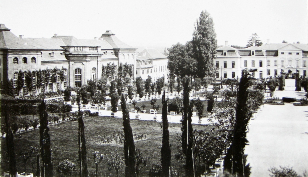 Das erste bekannte Foto der Orangerie nahm 1858 der renommierte englische Fotograf Francis Bedford (1816-1894) im Auftrag Königin Victorias von Großbritannien auf. Sehr gut erkennbar ist auf seinem Foto das hohe sandsteinerne Wasserbecken in der breiten Mittelachse des Gartens, das fünf Jahre später durch ein flacheres Marmorbecken mit einem metallenen Springbrunnen ersetzt wurde. (Original: KVC)