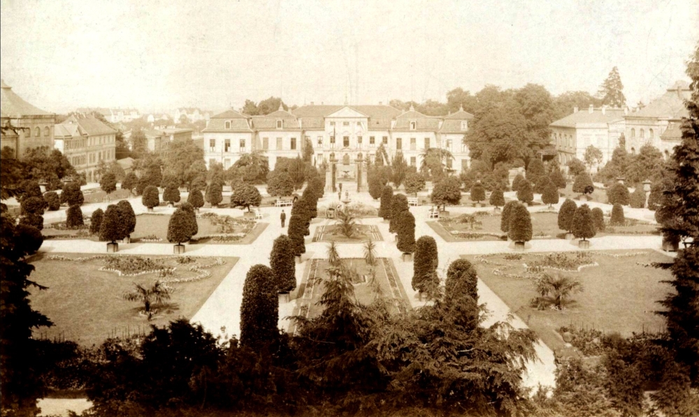 Dieses nur wenige Jahre später aufgenommene Foto zeigt eine veränderte Struktur der Rasenparterres und eine schlichtere Ausstattung mit Kübelpflanzen. Der zuvor breite Mittelgang wird jetzt durch zwei Beete in schmalere Wege gegliedert. (Foto: MRV)