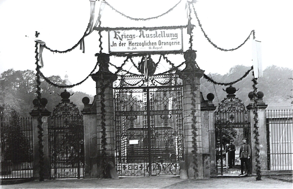 Noch war die Begeisterung für den Ersten Weltkrieg groß: Für die „Deutsche Kriegs-Ausstellung für Thüringen“ zugunsten des Roten Kreuzes wurde das Eingangsportal der Orangerie festlich geschmückt. (Foto: MRV)