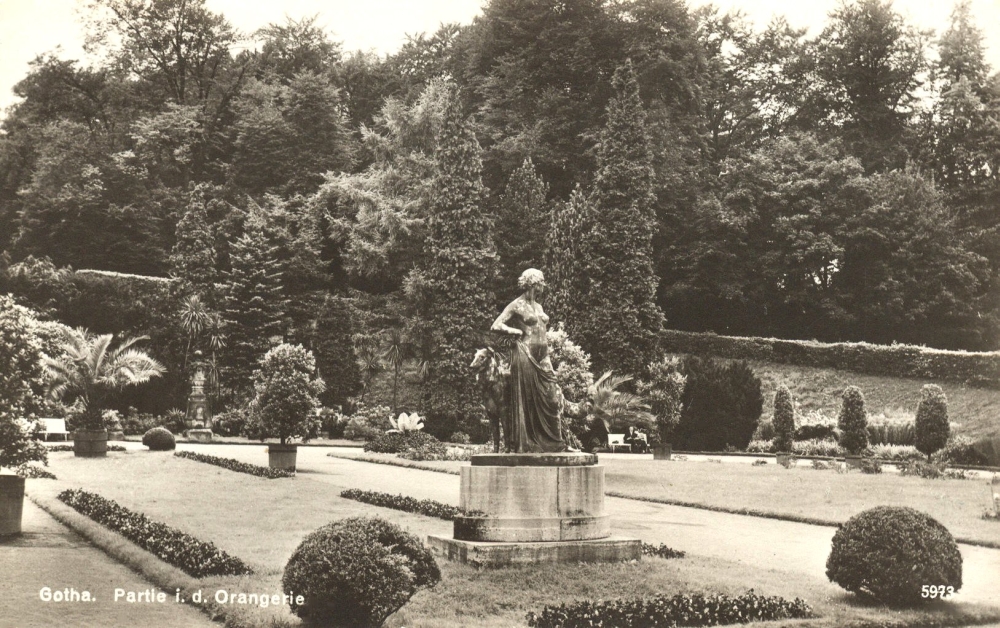 Im Jahre 1919 wurde auf der in der Mittelachse befindlichen Rasenfläche der Orangerie die überlebensgroße Bronzeplastik einer Diana mit Hund auf ovalem Kalksteinsockel aufgestellt. (Foto: Altstadtverein)
