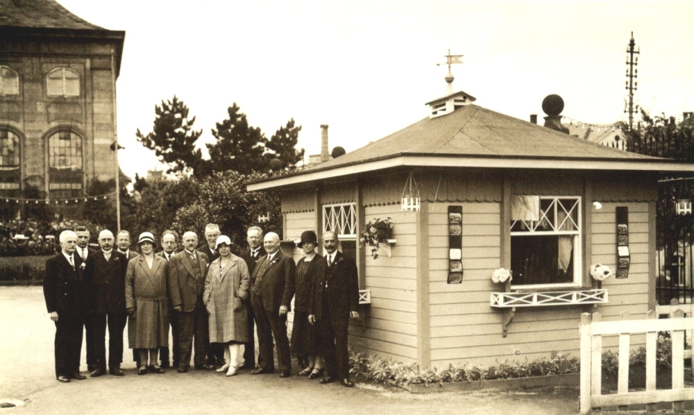 Für heutige Verhältnisse unglaublich: Rund 100.000 (!) Besucher sahen im Sommer 1930 die „Deutsche Rosenschau“ in der Orangerie. Hier die Geschäftsstelle der Ausstellung mit den Organisatoren; im Hintergrund das nördliche Orangeriegebäude, das „Orangenhaus“. (Foto: MRV)