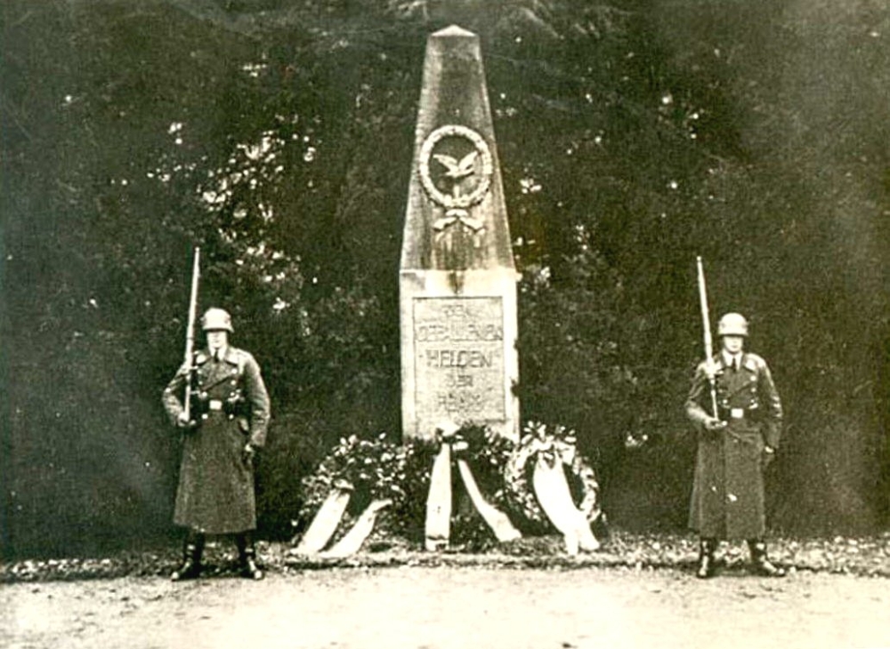 Militärische Ehrenwache vor dem 1931 in die Orangerie umgesetzten Sandsteinobelisken zum Gedenken an die im Ersten Weltkrieg „gefallenen Helden der FEA 3“ (Gothaer Fliegerersatzabteilung 3). (Foto: Altstadtverein)