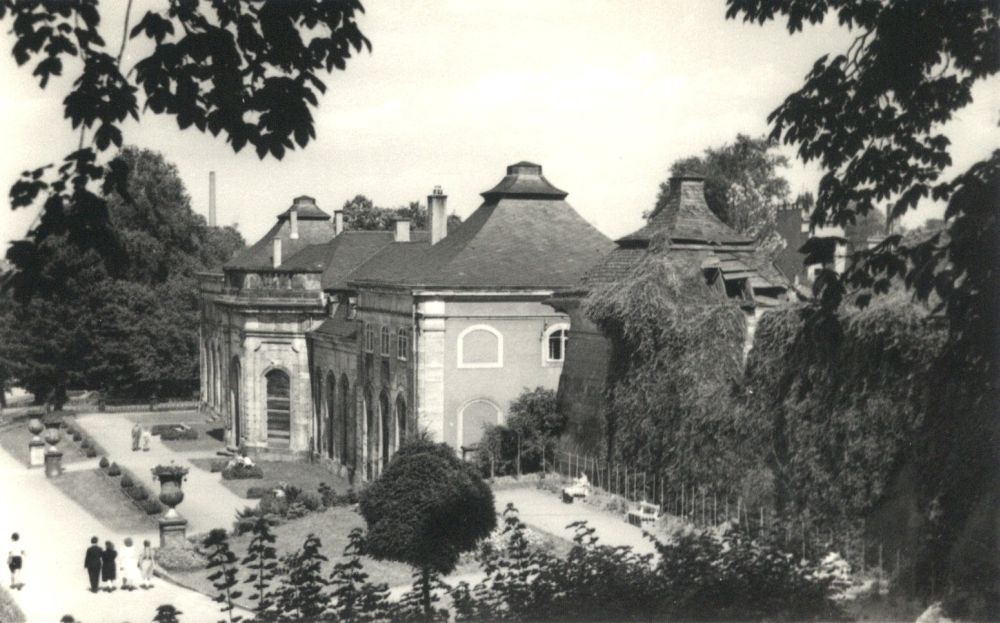 Diese 1952 entstandene Aufnahme zeigt deutlich den acht Jahre zuvor durch Bomben verursachten Schaden im Dach des südlichen Treibhauses sowie die mit Brettern vernagelten Fenster des „Lorbeerhauses“, deren Scheiben zersplittert waren. (Foto: MRV)