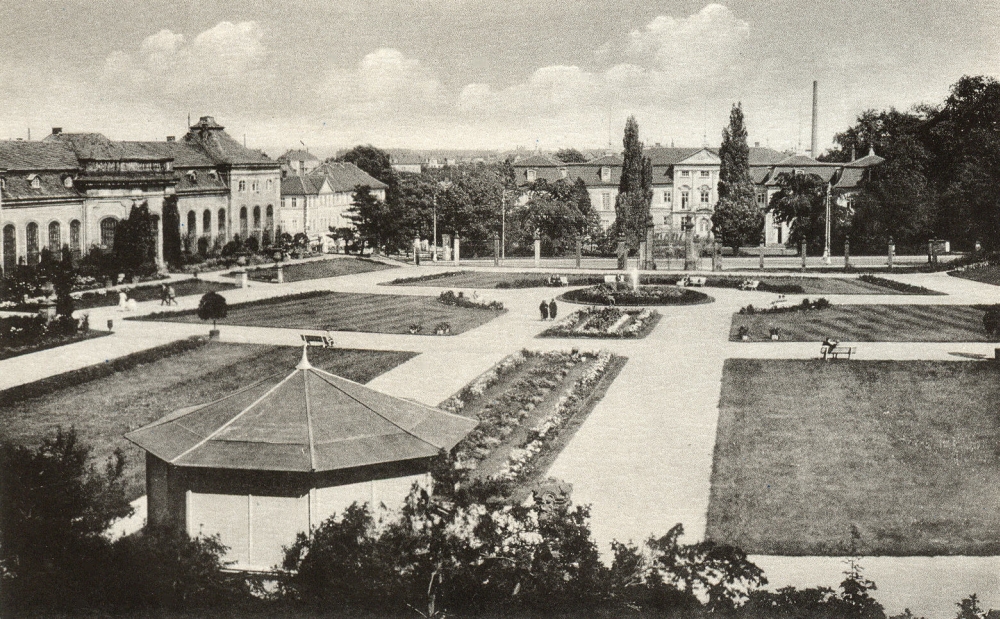 Als 1950 die Stadtbibliothek in das „Orangenhaus“ (links im Bild) einzog, existierte der einst prächtige Orangeriegarten bereits seit rund drei Jahrzehnten nur noch dem Namen nach: Der noch bis zu Beginn des 20. Jahrhunderts reiche Bestand an Orangeriebäumen war innerhalb nur weniger Jahre vollständig verlorengegangen und die Aufzucht von Pflanzen aufgegeben worden. Selbst die Rasenflächen waren nurmehr sparsam bepflanzt. (Foto: MRV)