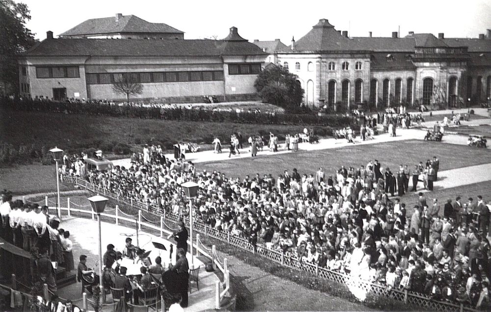 Die Orangerie im Wandel: Wo einst im westlichen Halbrund die barocken Steinvasen, das FEA-Kriegerdenkmal und später der Musikpavillon standen, wurde 1954 eine ovale Spiel- und Tanzfläche gebaut, die der goth’sche Volksmund ebenso respektlos wie treffend „Salzmann-Ei“ benannte. (Foto: MRV)