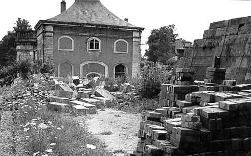 Noch im April 1955 hieß es, dass die im Krieg beschädigten südlichen Orangeriegebäude „in der alten Weise“ wiederhergestellt würden. Das durchaus sanierbare Treibhaus wurde abgebrochen; der bereits geplante Neubau jedoch nicht ausgeführt. (Foto: MRV)