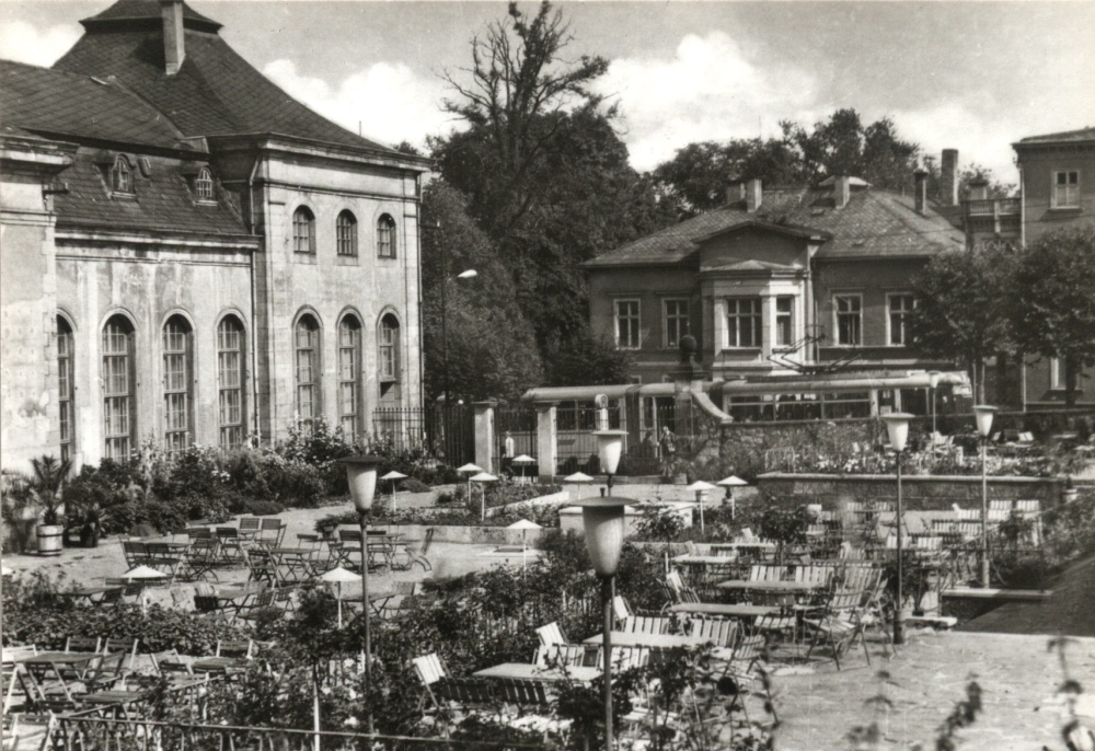 Wo einst hinter dem „Lorbeerhaus“ gläserne Gewächshäuser zur Aufzucht von Pflanzen standen, wurde 1963 ein Kaffeegarten mit Terrasse als Ergänzung des „Orangerie-Cafés“ eingerichtet. (Foto: Altstadtverein)
