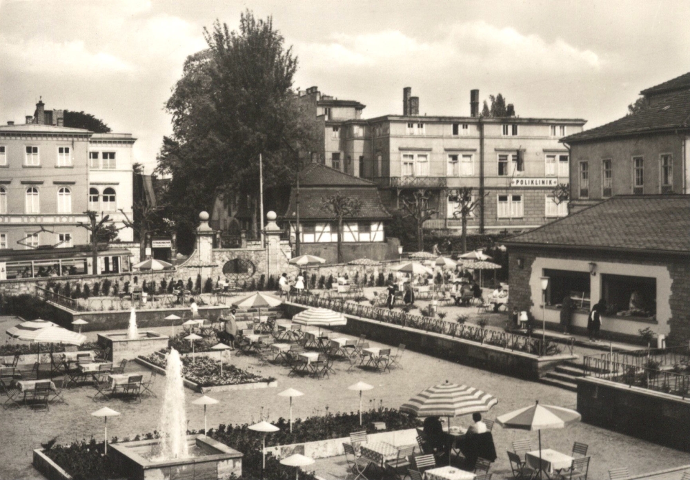 Ob sich der moderne Kaffeegarten hinter dem barocken Gebäude tatsächlich „harmonisch in das Gesamtbild“ einfügte, wie 1964 stolz berichtet wurde, mag dahingestellt bleiben. Hier eine Aufnahme mit Blickrichtung Poliklinik. (Foto: Altstadtverein)