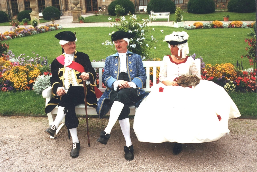 Müde vom Lustwandeln mit Seiner Hochfürstlichen Durchlaucht: Der herzogliche Oberkammerherr (Peter Meerbach, links) sowie der herzogliche Equipagenmeister (Axel Köhler) nebst seiner Gemahlin (Petra Köhler) gönnen sich in der Orangerie eine Pause. (Foto: Cramer)