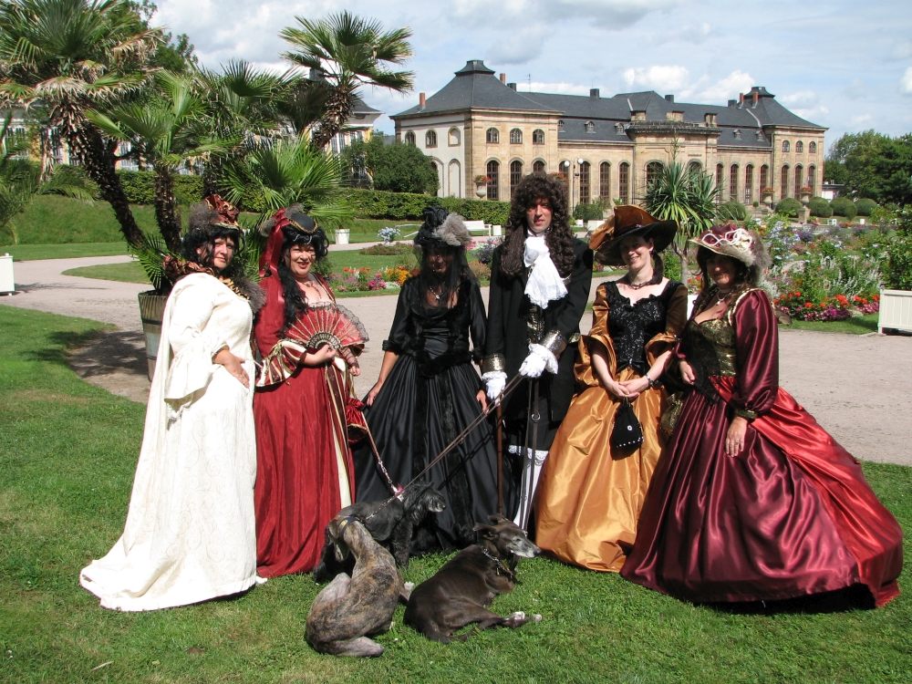 Immer wieder ein optischer Genuss: Im Rahmen des Barockfestes geben zahlreiche kostümierte Darsteller der blühenden Orangerie ein ganz besonderes Flair. (Foto: Cramer)