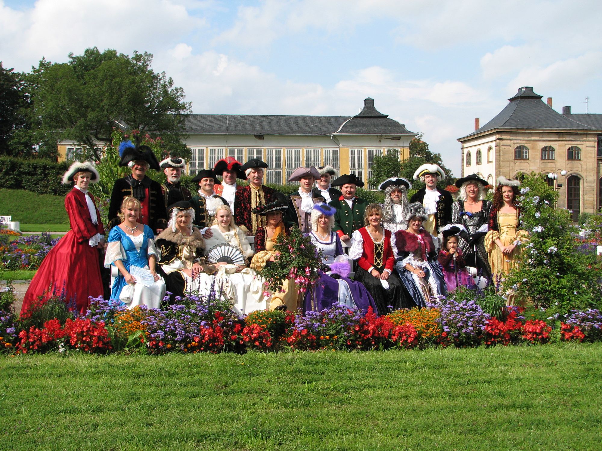 Farbenprächtiges Kostümspektakel zum VI. Gothaer Barockfest: ein Teil der Hofgesellschaft Herzog Friedrichs III. von Sachsen-Gotha-Altenburg vor dem nördlichen Treibhaus und dem „Orangenhaus“. (Foto: Cramer)