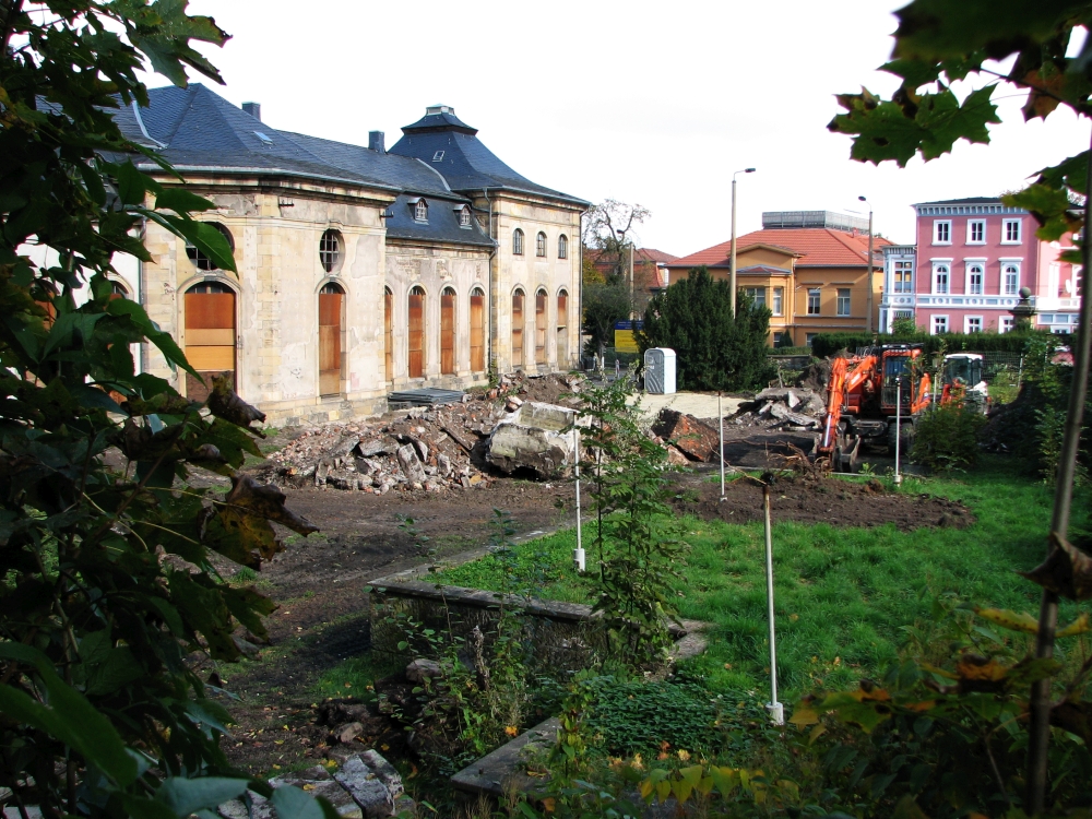Im September 2007 wurde damit begonnen, die Terrassen und den Versorgungskiosk des 1963 angelegten und 1986 geschlossenen Kaffeegartens des ehemaligen HO-„Orangerie-Cafés“ auf der Südseite des „Lorbeerhauses“ zu beseitigen, um Platz für die anstehenden Bauarbeiten zu schaffen. (Foto: Cramer)