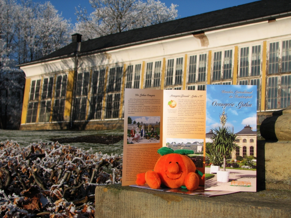 Ein Zeichen für den Status der Orangerie als eine der künftigen Hauptsehenswürdigkeiten der Residenzstadt ist der Anfang 2008 erschienene Werbeflyer, der ausschließlich dem Orangeriegarten gewidmet ist. Auf sechs Seiten informiert er sowohl über Geschichte und Zukunft des barocken Gartenkleinods als auch die Arbeit des Fördervereins „Orangerie-Freunde“. (Foto: Cramer)