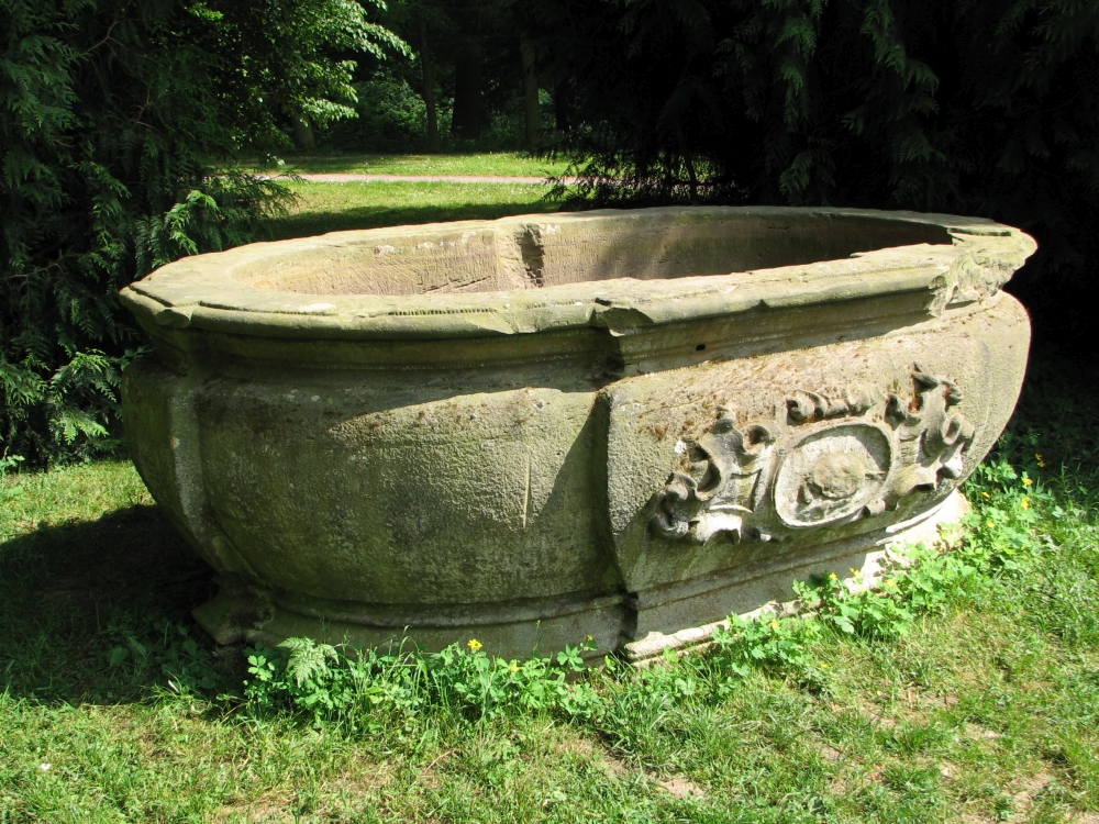 Nach 144 Jahren im Tannengarten kehrte das große barocke Brunnenbecken wieder in die Orangerie zurück. (Foto: Cramer)