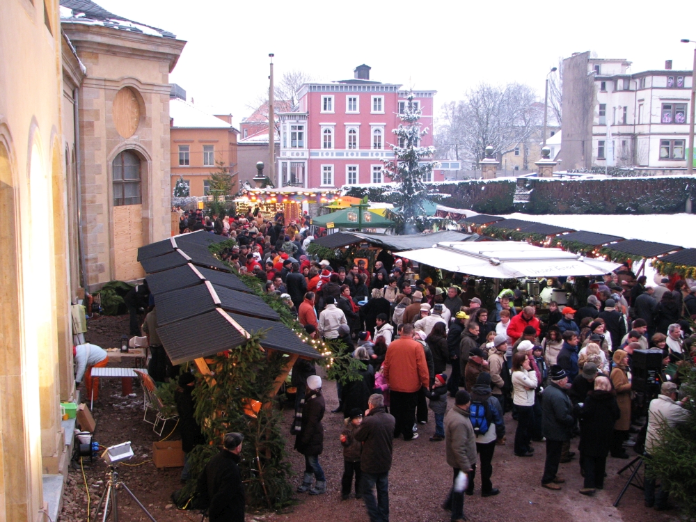 Zum 1. Orangerie-Weihnachtsmarkt und der Eröffnung des teilsanierten „Lorbeerhauses“ (im Bild der Westpavillon) strömen am dritten Adventswochenende tausende Gothaer in den ehemaligen Kaffeegarten der Orangerie und bescheren dem Förderverein seinen bisher größten Erfolg. Der zweitägige Markt ist die erste Veranstaltung auf dem Gelände seit der Schließung des HO-„Orangerie-Cafés“ zum Jahresende 1986. (Foto: Cramer)