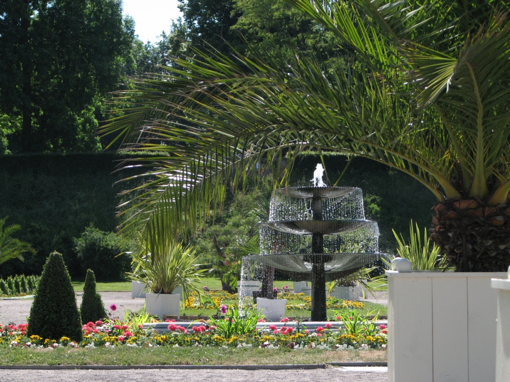 Nach ihrer Sanierung wurden der Metallbrunnen sowie das marmorne Brunnenbecken der Orangerie wieder an ihrem angestammten Platz in der Mittelachse der Orangerie aufgebaut. (Foto: Cramer)