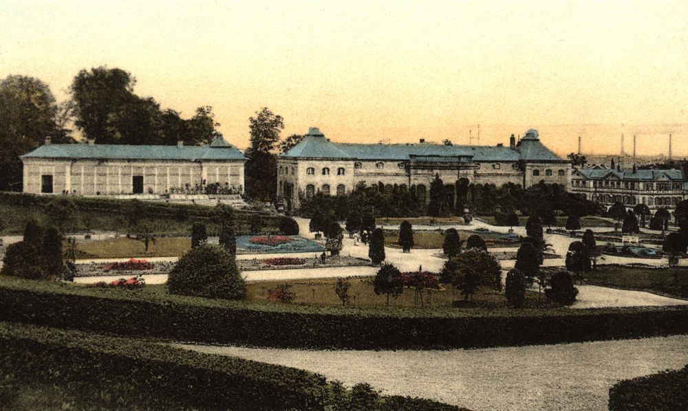 Eine seltene Ansicht der nördlichen Seite der Gartenanlage bietet diese kolorierte Postkarte: Direkt oberhalb des südlichen Treibhauses aufgenommen, zeigt sie mit Blick über fast das gesamte Orangerieparterre das nördliche Treibhaus, das „Orangenhaus“ und (ganz rechts) das renommierte Hotel „Stadt Coburg“. (Original: Altstadtverein)