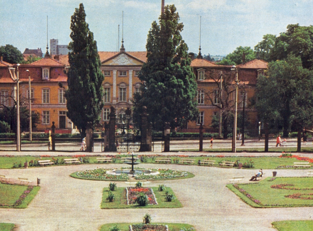 Im Jahre 1976 entstand diese Aufnahme, die nicht nur sehr schön den neuen Brunnen zeigt, sondern auch das halbrund geschwungene Beet, das seit den 1930er-Jahren die ursprünglich durchgehende Mittelachse abschloss. Ebenfalls interessant: der seinerzeit dunkelgelbe Anstrich des Schlosses Friedrichsthal. (Foto: Altstadtverein)