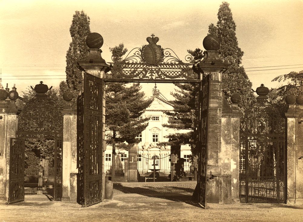 Seit 280 Jahren bildet das beeindruckende dreiteilige Orangerieportal (hier eine Aufnahme um 1920 mit Blick zum Schloss Friedrichsthal) den Eingang zur schönsten Gartenanlage der Residenzstadt. Entgegen der modernen Legende stammt es jedoch weder aus dem Rokoko, noch vom einstigen Lustgarten des Schlosses Friedrichswerth, sondern wurde 1734 von Gothaer Handwerkern eigens für die Orangerie angefertigt. (Foto: Altstadtverein)